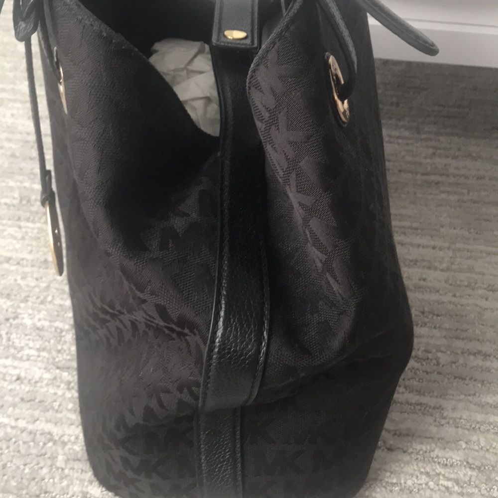Michael Kors Black Canvas bucket purse - Picture 3 of 12
